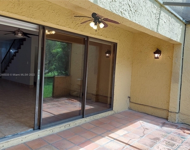 3512 Estepona Ave - Photo Thumbnail 12