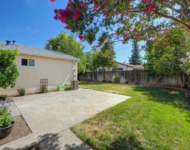 201 Cottonwood Street - Photo Thumbnail 12