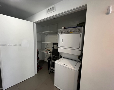 1060 Brickell Ave Apt 1707 - Photo Thumbnail 9