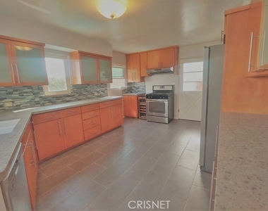 1599 Sunset Plaza Drive - Photo Thumbnail 11