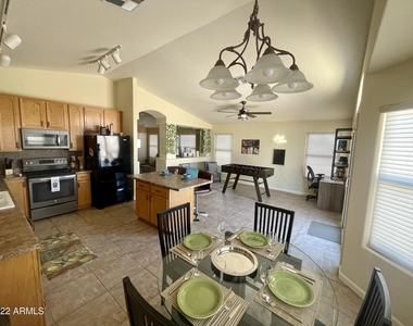 4704 E Desert Wind Drive - Photo Thumbnail 11