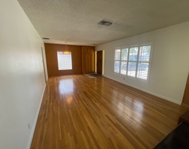 17640 Kittridge Street - Photo Thumbnail 2