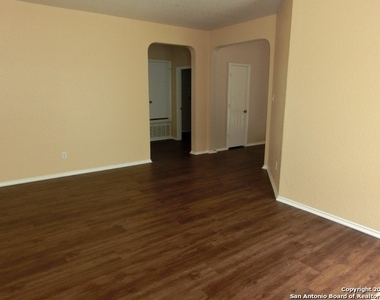 6914 Elmwood Crst - Photo Thumbnail 6