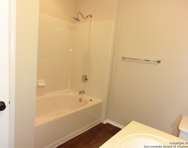 6914 Elmwood Crst - Photo Thumbnail 10