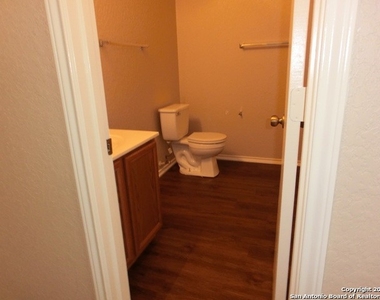 6914 Elmwood Crst - Photo Thumbnail 11