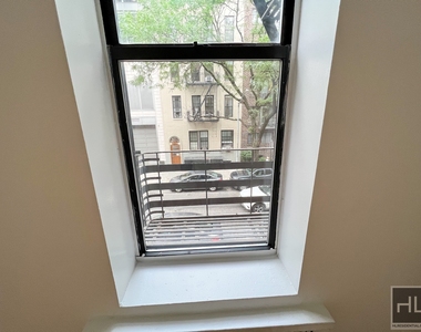 East 85 Street - Photo Thumbnail 3