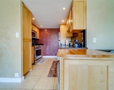 880 Mandalay Avenue - Photo Thumbnail 7