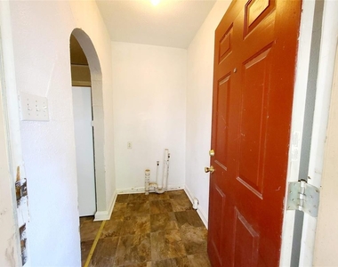 5707 Ross Avenue - Photo Thumbnail 10