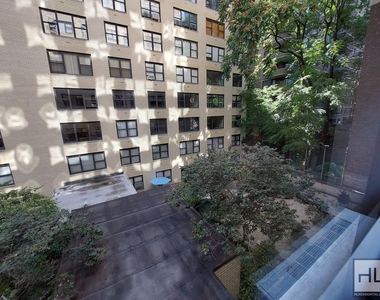 East 49th Street - Photo Thumbnail 4