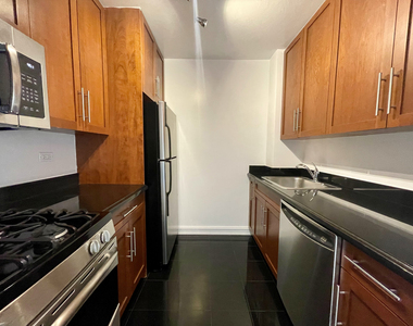 8th Ave and 53rd St - Photo Thumbnail 2