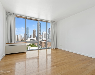 225 W 60th St - Photo Thumbnail 4