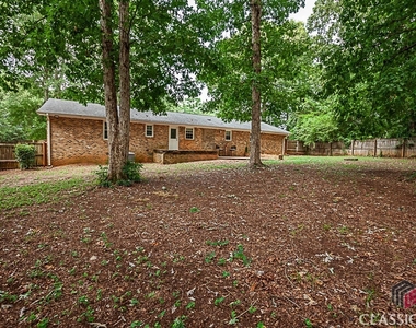 560 Greencrest Drive - Photo Thumbnail 8