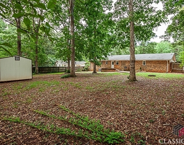 560 Greencrest Drive - Photo Thumbnail 7