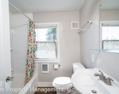 2226 E 8th Street - Photo Thumbnail 10