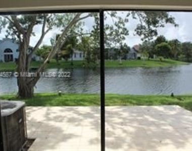 9472 Palm Cir S - Photo Thumbnail 2