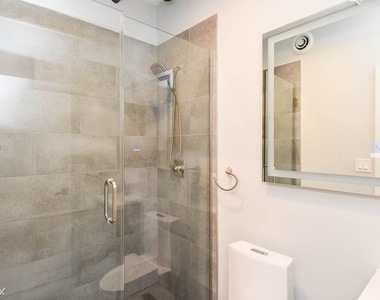 7645 N. Sheridan, Unit 412 - Photo Thumbnail 15