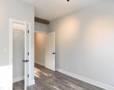 7645 N. Sheridan, Unit 412 - Photo Thumbnail 13