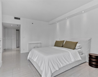 520 Brickell Key Dr - Photo Thumbnail 15