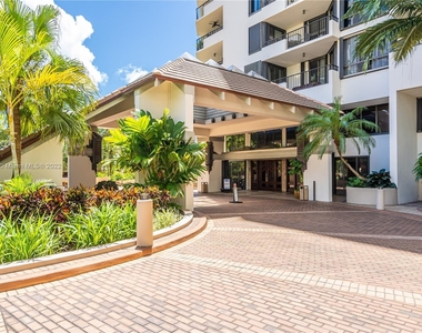 520 Brickell Key Dr - Photo Thumbnail 24