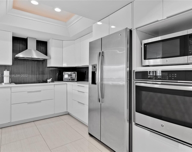 520 Brickell Key Dr - Photo Thumbnail 9