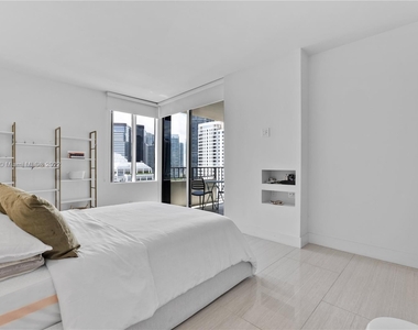 520 Brickell Key Dr - Photo Thumbnail 14