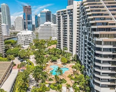 520 Brickell Key Dr - Photo Thumbnail 30