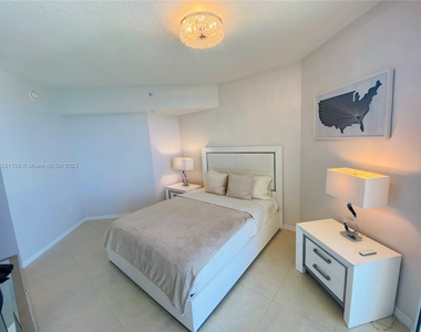 16699 Collins Ave (str-02554) - Photo Thumbnail 2