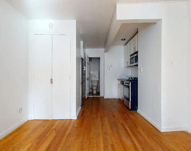 538 West 47th Street - Photo Thumbnail 4