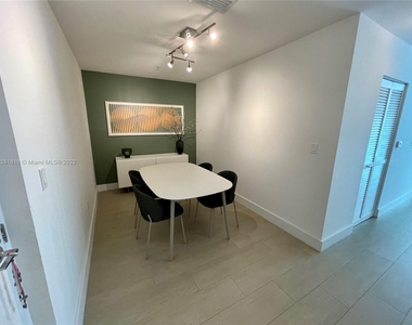 1111 Sw 1 Av - Photo Thumbnail 12