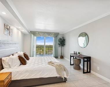 5401 Collins Ave - Photo Thumbnail 23