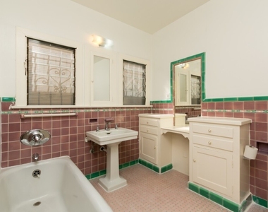 147 N Poinsettia Pl - Photo Thumbnail 8