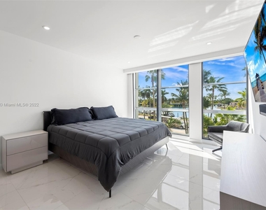 5055 Collins Ave - Photo Thumbnail 7