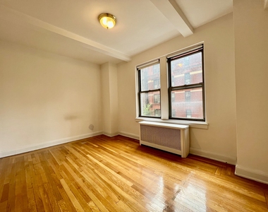 301 East 38th Street - Photo Thumbnail 3