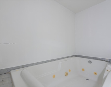 17275 Collins Ave Apt 711 - Photo Thumbnail 6