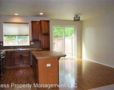 3609 N Oak Hollow Dr - Photo Thumbnail 2