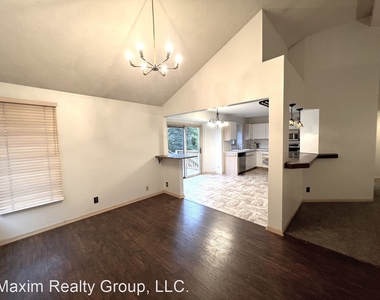 15912 Leavenworth Circle - Photo Thumbnail 7