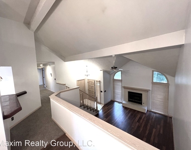 15912 Leavenworth Circle - Photo Thumbnail 5