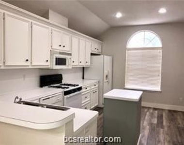 1304 Bayou Woods Drive - Photo Thumbnail 5