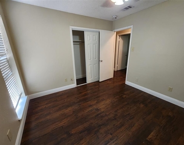 2825 Norwood Lane - Photo Thumbnail 16