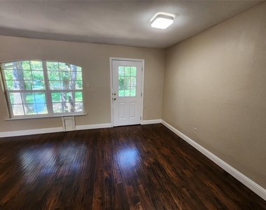 2825 Norwood Lane - Photo Thumbnail 10