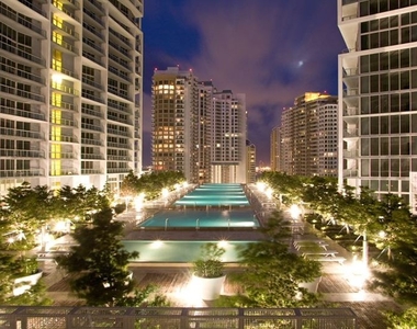 465 Brickell Ave - Photo Thumbnail 2