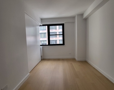 222 East 39th Street - Photo Thumbnail 3