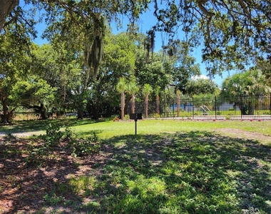 1135 Pinellas Street - Photo Thumbnail 4