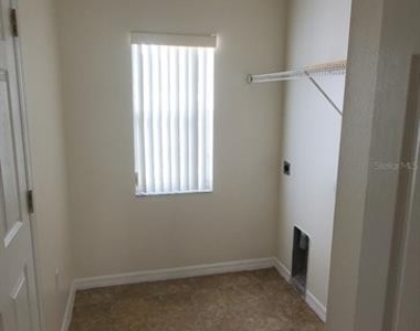 548 Hummingbird Court - Photo Thumbnail 4