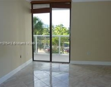 3701 N Country Club Dr Apt 407 - Photo Thumbnail 8