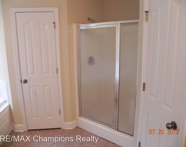 5111 Briarwood Ct - Photo Thumbnail 4