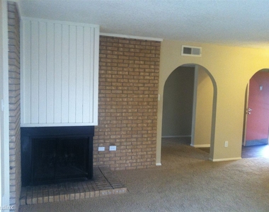 222 E Riverside Dr - Photo Thumbnail 5