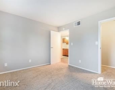 1315 Kinyon St Apt 3 - Photo Thumbnail 8