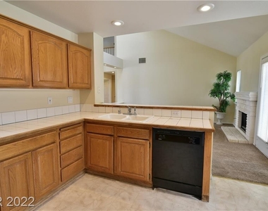 2929 Bridge Creek Street - Photo Thumbnail 8