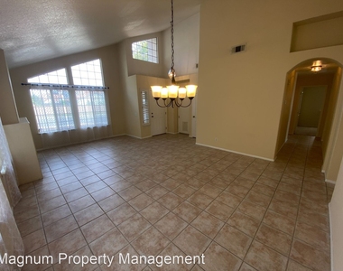 25167 Parkcrest Dr - Photo Thumbnail 5